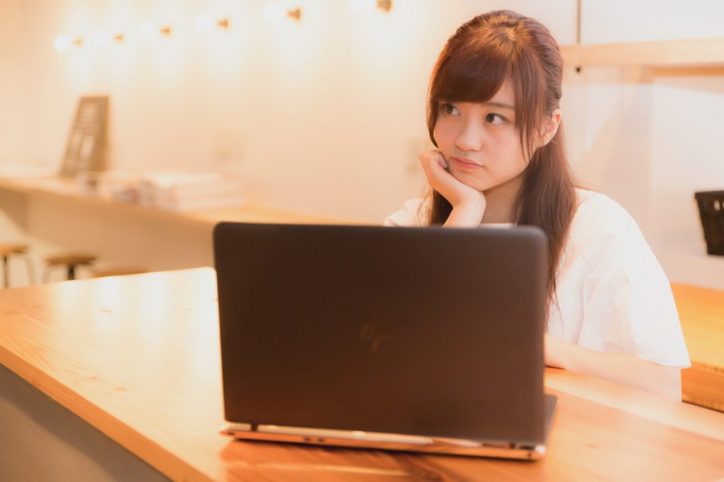 パソコンで調べる女性
