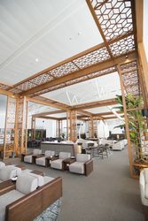 カジュアルな空港ラウンジ