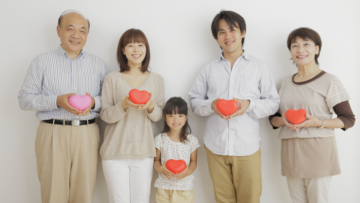 ハートを持った家族の集合写真
